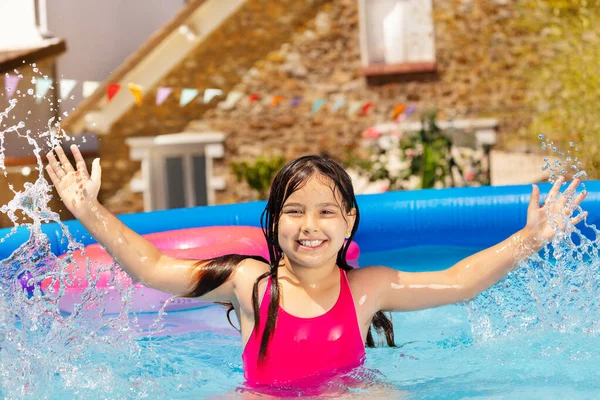 Gelukkig Mooi Blank Meisje Spetterend Portret Zwembad Achtertuin Lift Handen — Stockfoto