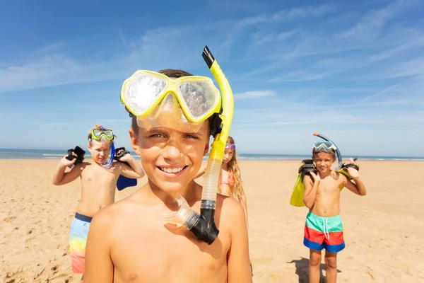 Portret Uroczego Chłopca Grupie Dzieci Stojących Maską Nurkowania Plaży Pobliżu — Zdjęcie stockowe