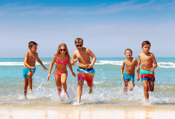 Gruppe Von Kindern Jungen Und Mädchen Rennen Schnell Aus Dem — Stockfoto