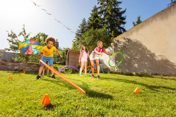 Grupo Buceadores Niños Lanzando Círculos Aros Deportivos Para Juego Objetivo —  Fotos de Stock