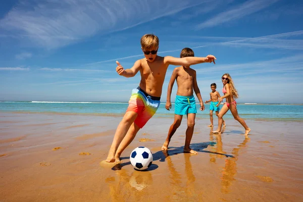 Grupo Niños Felices Juegan Pelota Fútbol Juego Competitivo Activo Playa —  Fotos de Stock