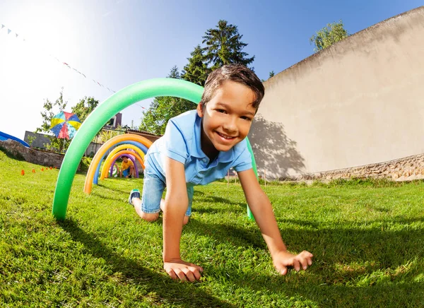 Porträt Eines Jungen Der Unter Hindernisbarrieren Hindurchläuft Und Mit Freunden — Stockfoto