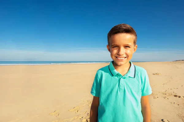 Ładny Uśmiech Portret Małego Chłopca Długiej Piaszczystej Plaży — Zdjęcie stockowe