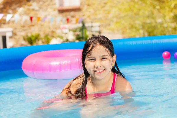 Niña Sonriente Con Pelo Largo Nadar Una Pequeña Piscina Jardín —  Fotos de Stock