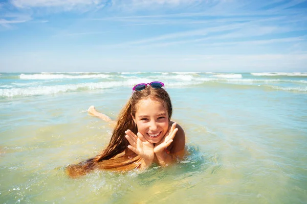 Glad Liten Vacker Leende Flicka Låg Havet Vatten Hålla Haka — Stockfoto