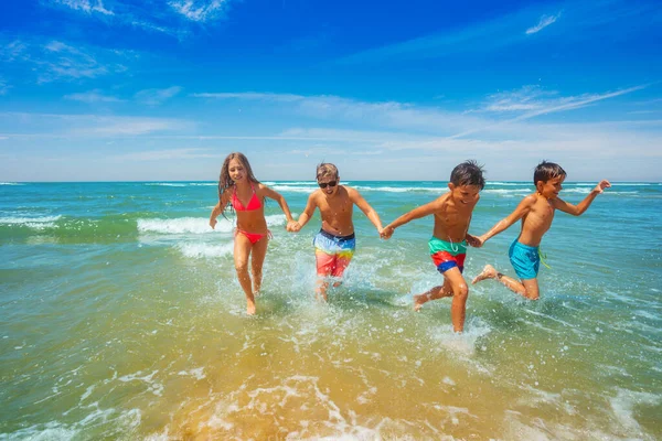 Muitas Crianças Felizes Correm Salpicos Ondas Água Mar Mãos Dadas — Fotografia de Stock