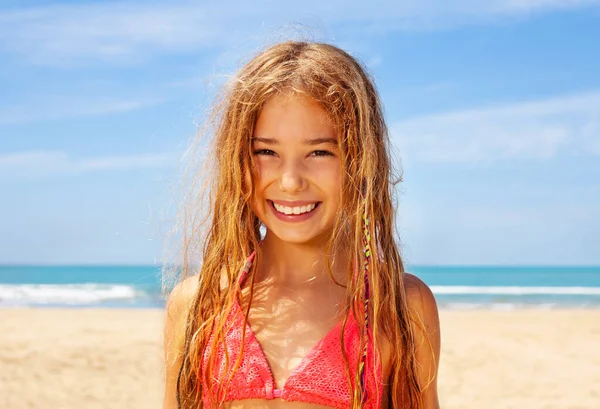 Портрет Счастливой Улыбающейся Девушки Длинными Волосами Пляже Моря — стоковое фото