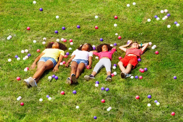 Група Дітей Лежить Траві Кольоровими Кульками Навколо Посмішки Вид Зверху — стокове фото