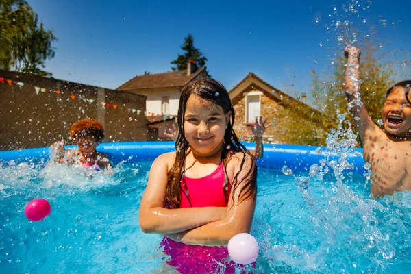 Niña Feliz Una Piscina Inflable Jardín Casa Con Grupo Amigos — Foto de Stock