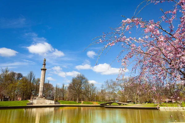 Memorial Kolumn Lake Elizabeth West Park Pittsburg Över Körsbär Våren — Stockfoto