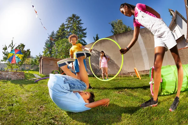 Felice Ragazzo Saltare Attraverso Anello Hula Hoop Tenere Dai Suoi — Foto Stock