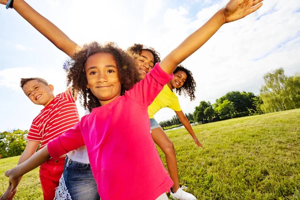 Grupo Crianças Felizes Com Encaracolado Menina Negra Primeiro Plano Mostrando — Fotografia de Stock