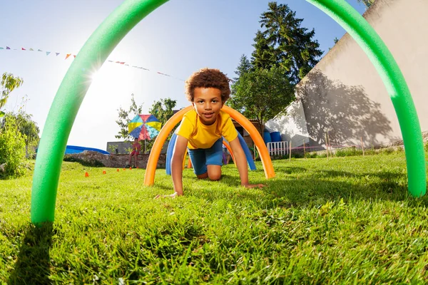 Retrato Menino Encaracolado Bonito Passar Sob Barreiras Curso Obstáculo Jogar — Fotografia de Stock