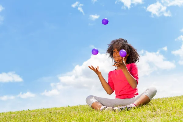 Bella Bambina Giocoliere Con Palle Sul Prato Nel Parco — Foto Stock