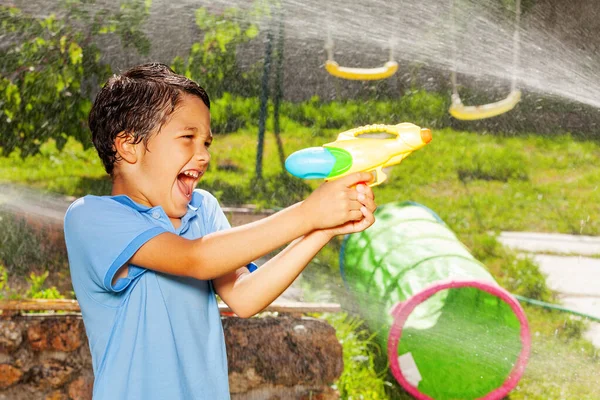 Gritando Ação Menino Com Arma Água Atirando Jogando Jardim — Fotografia de Stock