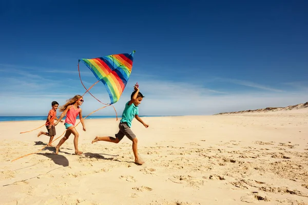 Grupo Niños Niños Niñas Playa Arena Ejecutar Con Colorido Color —  Fotos de Stock