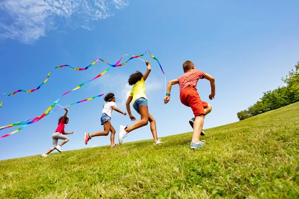 Groep Kinderen Jongen Meisjes Lopen Met Kleurrijke Linten Het Gras — Stockfoto