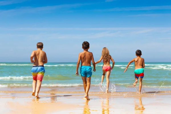 Grupp Barn Till Havet Sandstranden Utsikt Bakifrån — Stockfoto