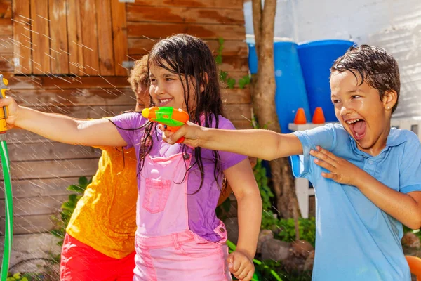 Ridendo Urlando Bambini Che Sparano Con Pistole Acqua Bagnate Dal — Foto Stock