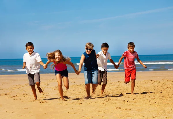 Grupo Diversión Feliz Niños Niñas Corren Juntos Tomados Mano Playa — Foto de Stock
