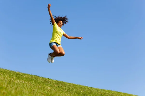 Menina Sorridente Feliz Bonito Com Cabelo Voador Salto Alto Gramado — Fotografia de Stock