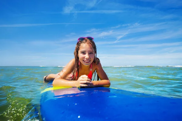 Vacker Surfare Liten Flicka Låg Surfbrädet Leende Och Väntar Vågen — Stockfoto