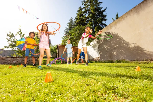 Grupo Mergulhadores Crianças Com Objetivo Jogar Aros Esportes Círculo Para — Fotografia de Stock