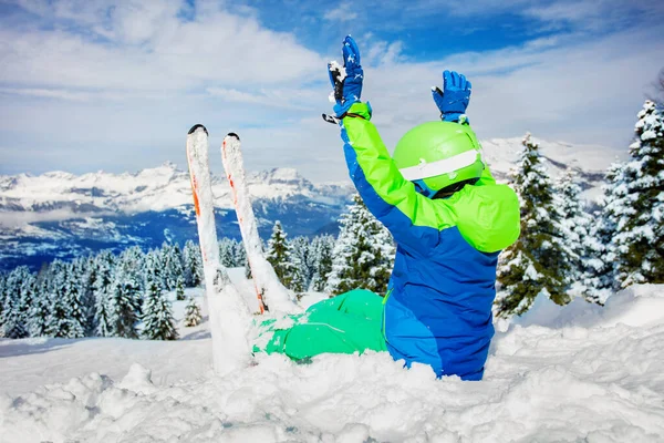 Kleiner Junge Sitzt Tiefschnee Mit Ski Über Bergkette Und Verschneitem — Stockfoto