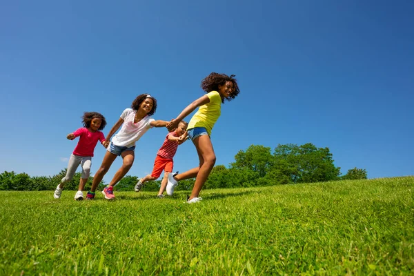 Girl Pull Kids Running Fast Grass Park Field Happy Smiling — Stock Photo, Image