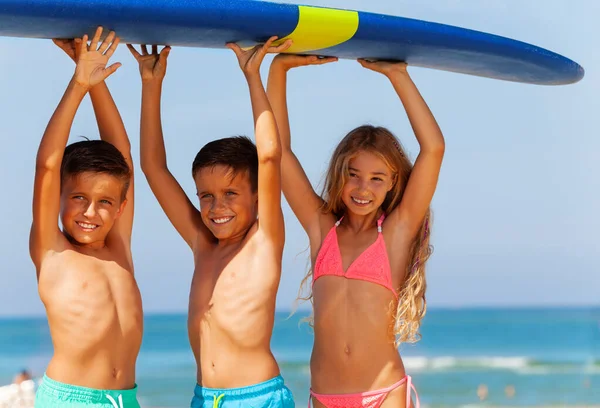 Retrato Tres Niños Llevando Tabla Surf Con Trajes Baño Cerca — Foto de Stock