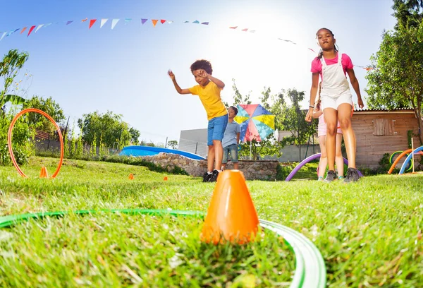 Pojke Och Flicka Spela Mål Öva Spel Med Hula Ringar — Stockfoto