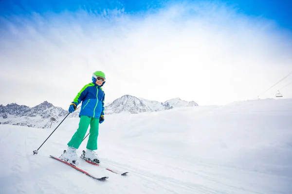 滑雪者快乐 未成年男孩戴着护目镜和头盔 在斜坡上滑行时快速滑行 — 图库照片