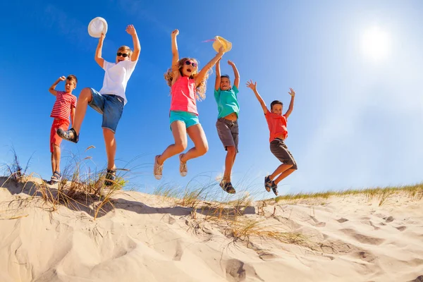 Grupo Feliz Crianças Saltar Para Baixo Vista Duna Areia Baixo — Fotografia de Stock