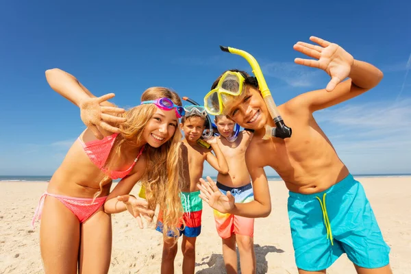 Groep Gelukkige Kinderen Geen Strand Met Duikmaskers Zwaaien Handen Naar — Stockfoto