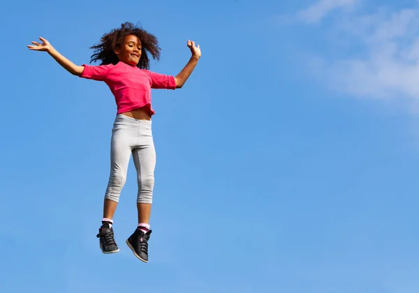 Pequena Menina Negra Bonita Pular Alto Sobre Céu Azul — Fotografia de Stock