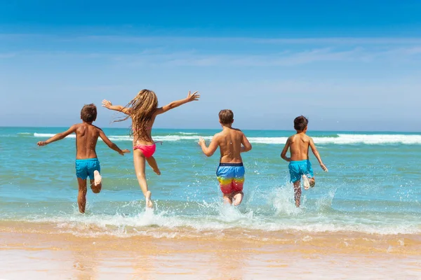 Grupo Crianças Corre Ondas Com Salto Menina Pequena Água Que — Fotografia de Stock