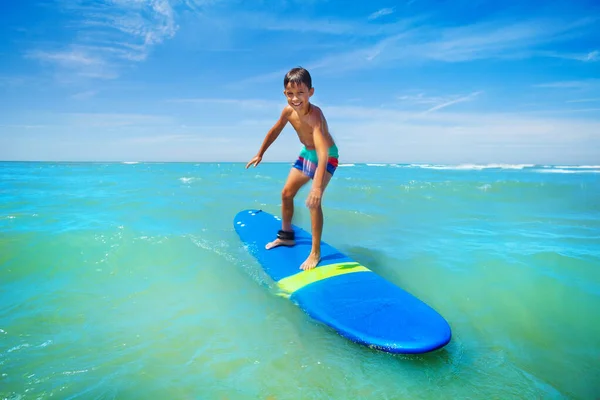 Little Boy Surfing Standing Surfboard Sea Surf Waves — Stock Photo, Image