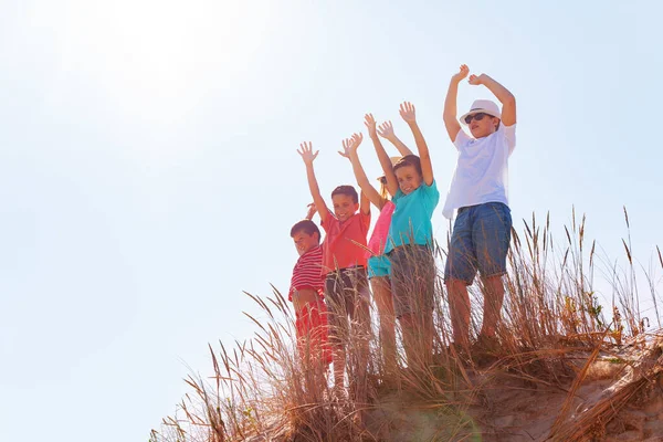 Gruppo Bambini Felici Piedi Sulla Duna Sabbia Una Spiaggia Mani — Foto Stock