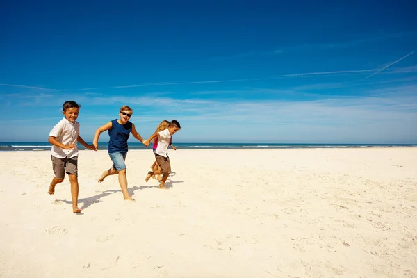 Grupa Małych Dzieci Chłopcy Dziewczęta Przyjaciele Biegają Razem Plaży Trzymając — Zdjęcie stockowe