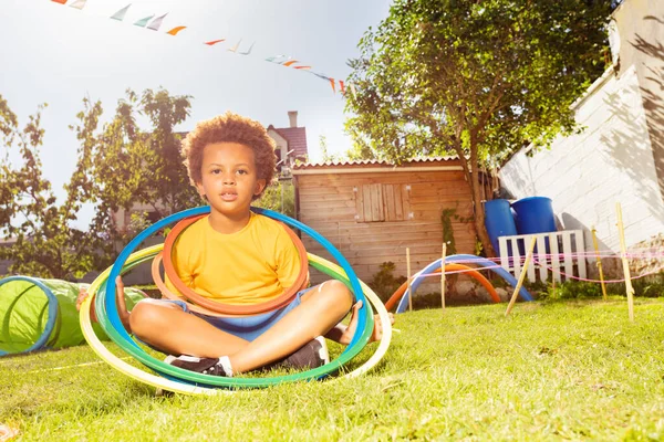 Menino Sentar Com Muitos Aros Hula Jardim Posando Para Retrato — Fotografia de Stock