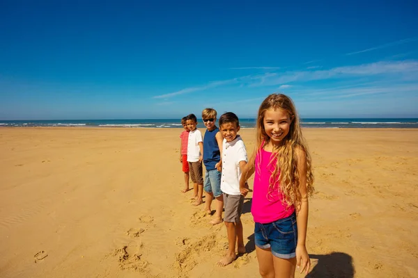 Grupo Niños Pie Playa Mar Juntos Tomados Mano Con Hermosa — Foto de Stock