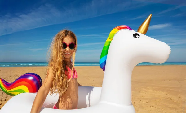 Retrato Cerrado Pequeña Rubia Con Unicornio Inflable Playa Arena — Foto de Stock