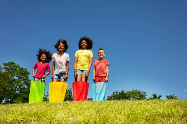 Grupo Niños Juegan Saco Carrera Juego Competitivo Campo Saltar Hacia —  Fotos de Stock