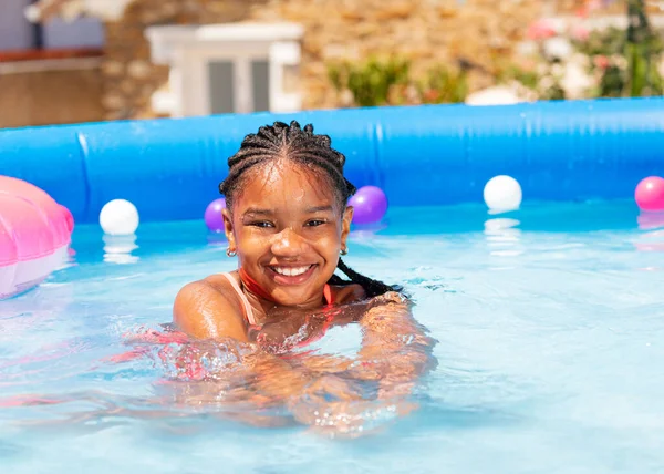 Linda Sonrisa Hermosa Chica Negra Nadar Retrato Piscina Patio Trasero — Foto de Stock