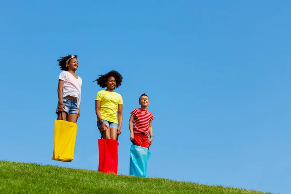 Grupo Niños Jugar Juego Carreras Saco Saltando Con Esperanza Cuesta — Foto de Stock