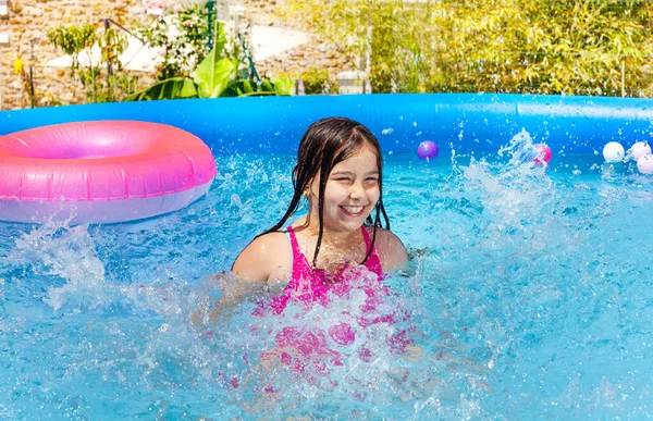 Niña Feliz Salpicando Una Piscina Inflable Jardín Casa Riendo Sonriendo — Foto de Stock