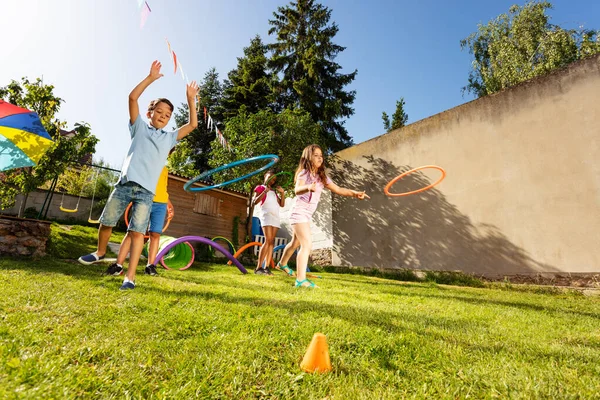 Chico Chica Como Parte Equipo Lanzando Círculos Objetivo Jugando Juego — Foto de Stock