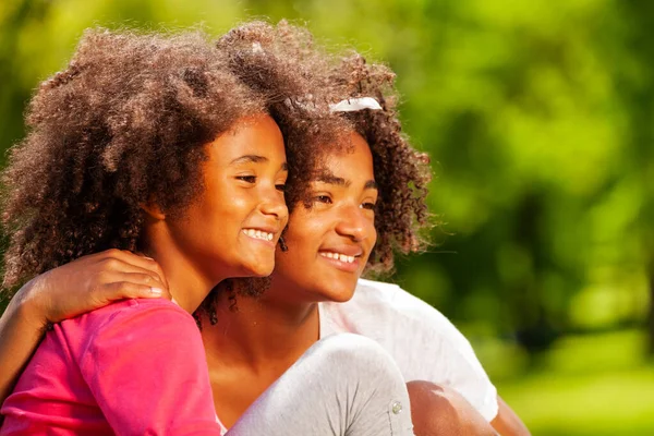 Profile Portrait Two Sisters Girls African Appearance Curly Hair — Stock Photo, Image
