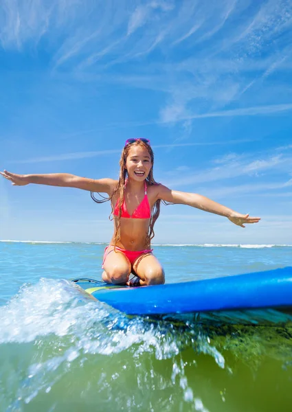 Piękny Surfer Dziewczynka Siedzieć Desce Surfingowej Uśmiechając Się Czekając Falę — Zdjęcie stockowe