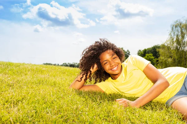 Simple Clear Portrait Happy Positive Curly Black Beautiful Girl Laying — ストック写真